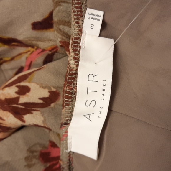 ASTR the Label Multi Island Floral Dress - Picture 11 of 13